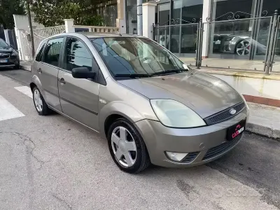Usado Ford Fiesta 75 CV (55 kW) 2003 Gris Utilitario