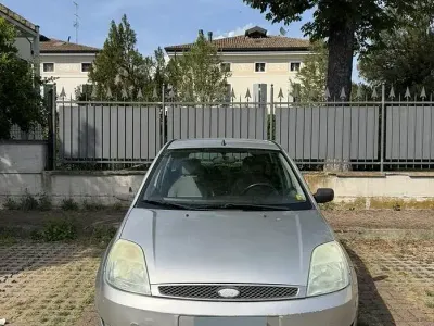 Usata Ford Fiesta 80 CV (58 kW) 2003 Grigio Utilitaria