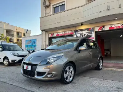 Usata Renault Scénic Luxe 110 CV (80 kW) 2011 Marrone Monovolume