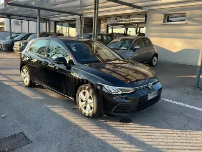 Usata VW Golf VIII Life 110 CV (80 kW) 2022 Nero Berlina