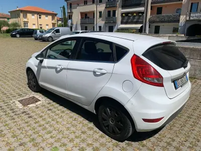 Gebraucht Ford Fiesta 58 PS (42 kW) 2009 Weiß Limousine