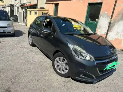 Usata Peugeot 208 68 CV (50 kW) 2015 Grigio Utilitaria