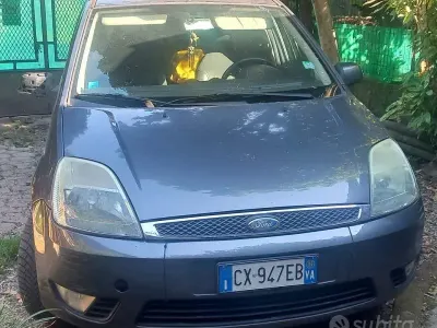 Usata Ford Fiesta Ghia 68 CV (50 kW) 2005 Grigio Utilitaria