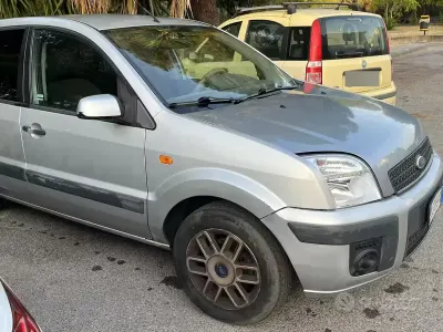 Usata Ford Fusion 68 CV (50 kW) 2007 Grigio Utilitaria