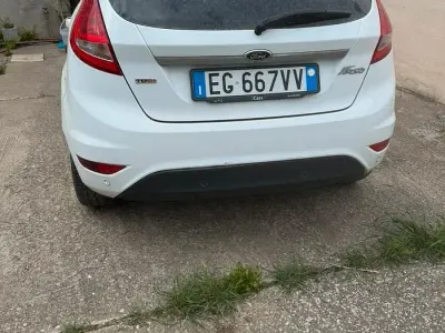 Usata Ford Fiesta 68 CV (50 kW) 2011 Bianco Utilitaria