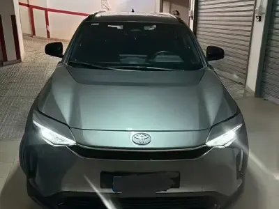 Käytetty Toyota bZ4X Lounge 122 kW (167 HP) 2024 Hopea Katumaasturi