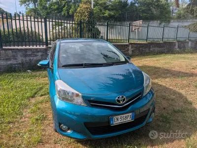 Usata Toyota Yaris Lounge 69 CV (50 kW) 2012 Blu Utilitaria