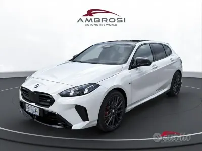 Nuova BMW M135 M Sport 300 CV (220 kW) 2026 Alpin white pastello Utilitaria