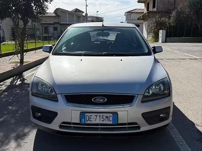 Begagnad Ford Focus 110 HK (80 kW) 2006 Grå Sedan