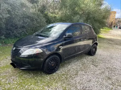 Gebraucht Lancia Ypsilon 69 PS (50 kW) 2014 Schwarz Kleinwagen