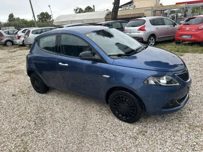Usata Lancia Ypsilon Gold 69 CV (50 kW) 2022 Blu/azzurro Utilitaria