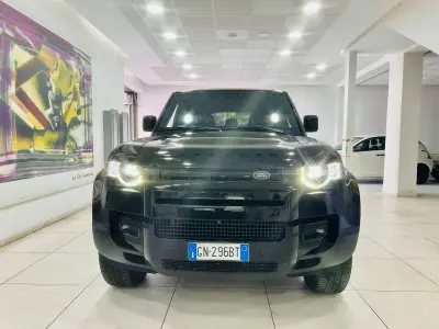 Usata Land Rover Defender SE 249 CV (183 kW) 2023 Santorini black SUV
