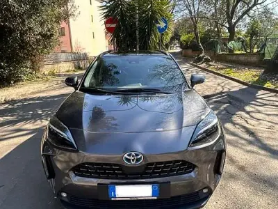 Usata Toyota Yaris Cross Lounge 92 CV (67 kW) 2023 Grigio SUV