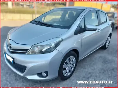 Usata Toyota Yaris Lounge 69 CV (50 kW) 2014 Grigio Utilitaria