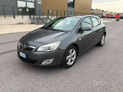 Usata Opel Astra Cosmo 110 CV (80 kW) 2010 Nero Berlina