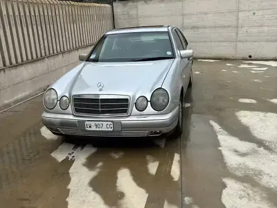 Usata Mercedes E200 Classic 136 CV (100 kW) 1996 Grigio Berlina
