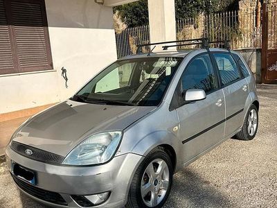 Usata Ford Fiesta 73 CV (53 kW) 2005 Grigio Utilitaria