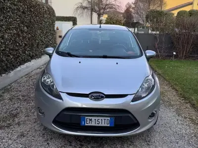 Usata Ford Fiesta 70 CV (51 kW) 2012 Grigio Berlina