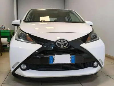Usata Toyota Aygo X-play 69 CV (50 kW) 2017 Bianco Utilitaria