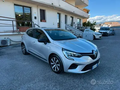 Käytetty Renault Clio V Equilibre 101 HP (74 kW) 2023 Harmaa Sedan