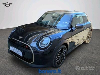 Usata Mini Cooper Favoured 204 CV (150 kW) 2024 Midnight black ii Utilitaria