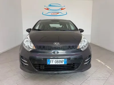 Usado Kia Rio 84 CV (61 kW) 2016 Gris Utilitario