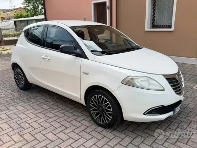 Begagnad Lancia Ypsilon 95 HK (69 kW) 2013 Vit Halvkombi
