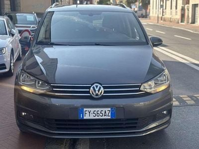 Usado VW Touran Highline 140 CV (102 kW) 2019 Gris Monovolumen