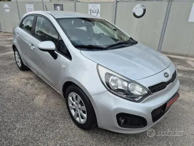 Usata Kia Rio 75 CV (55 kW) 2014 Grigio Berlina
