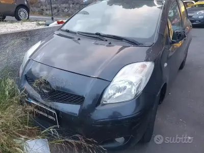 Begagnad Toyota Yaris 90 HK (66 kW) 2010 Svart Halvkombi