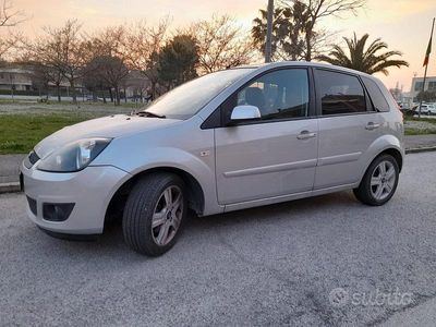 Usata Ford Fiesta 68 CV (50 kW) 2008 Grigio Utilitaria
