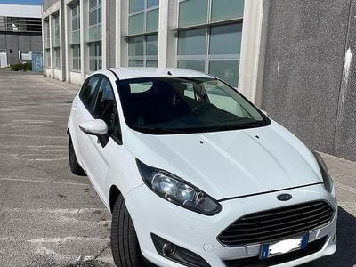 Usata Ford Fiesta 80 CV (58 kW) 2015 Bianco Utilitaria