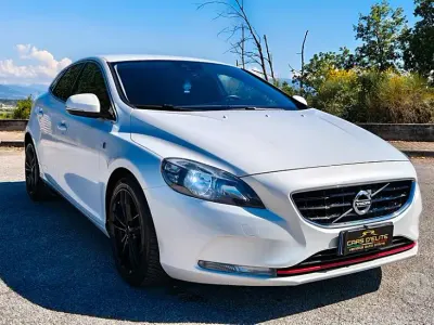 Usata Volvo V40 Ocean Race 115 CV (84 kW) 2015 Bianco Utilitaria
