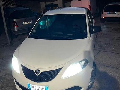 Usata Lancia Ypsilon 85 CV (62 kW) 2015 Bianco Utilitaria