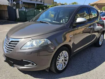 Usado Lancia Ypsilon S 95 HP (69 kW) 2014 Cinzento Citadino