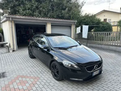 Usata Volvo V40 Business Edition 120 CV (88 kW) 2017 Nero Berlina
