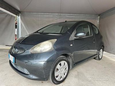 Usata Toyota Aygo Sol 68 CV (50 kW) 2005 Grigio Utilitaria