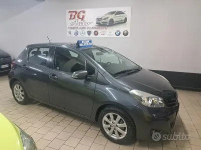 Occasion Toyota Yaris 69 ch (50 kW) 2013 Gris Citadine