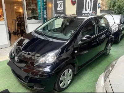 Second-hand Toyota Aygo 68 CP (50 kW) 2011 Negru Hatchback