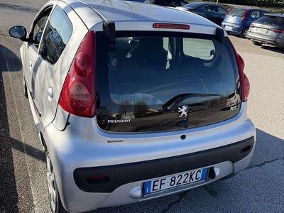 Usata Peugeot 107 Active 68 CV (50 kW) 2010 Argento Utilitaria