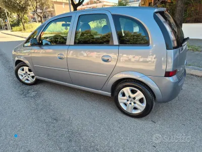 Usado Opel Meriva Enjoy 90 CV (66 kW) 2010 Gris Monovolumen