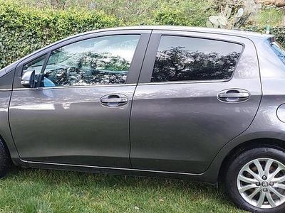 Usata Toyota Yaris Lounge 90 CV (66 kW) 2014 Marrone Utilitaria