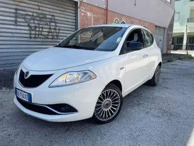Usata Lancia Ypsilon Platinum 95 CV (69 kW) 2015 Bianco Utilitaria
