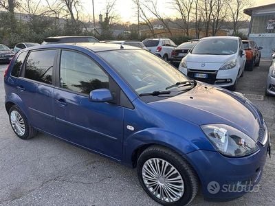 Usado Ford Fiesta Ghia 75 HP (55 kW) 2007 Azul Citadino