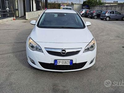 Bianco Usata 2013 Opel Astra Cosmo Berlina | 4900 € (Buon prezzo)