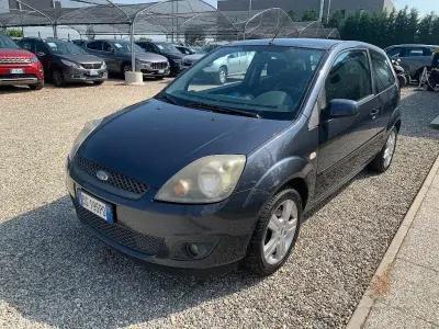 Usata Ford Fiesta Ghia 68 CV (50 kW) 2008 Grigio Utilitaria