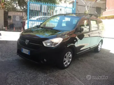 Usata Dacia Lodgy Lauréate 101 CV (74 kW) 2017 Nero Monovolume