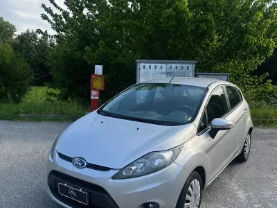 Usata Ford Fiesta 90 CV (66 kW) 2010 Grigio Berlina