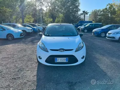 Gebraucht Ford Fiesta 70 PS (51 kW) 2011 Weiß Limousine