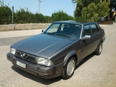 Usata Alfa Romeo 75 155 CV (114 kW) 1990 Grigio Berlina